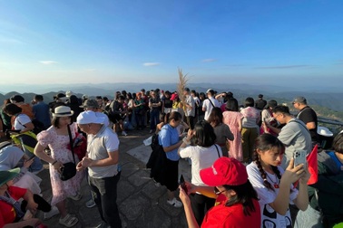 Biển người chen chúc trên đồi cỏ lau ở Bình Liêu, đợi 2 tiếng để chụp ảnh