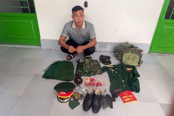 Nep-officier ontmoet militair commando en blijft volhouden dat hij een kapitein is - 1 Sĩ quan giả gặp ban chỉ huy quân sự vẫn khăng khăng nhận mình là đại úy - 1