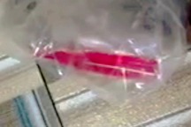 Cô gái tổn thương tim, não nặng sau uống ống thuốc màu đỏ