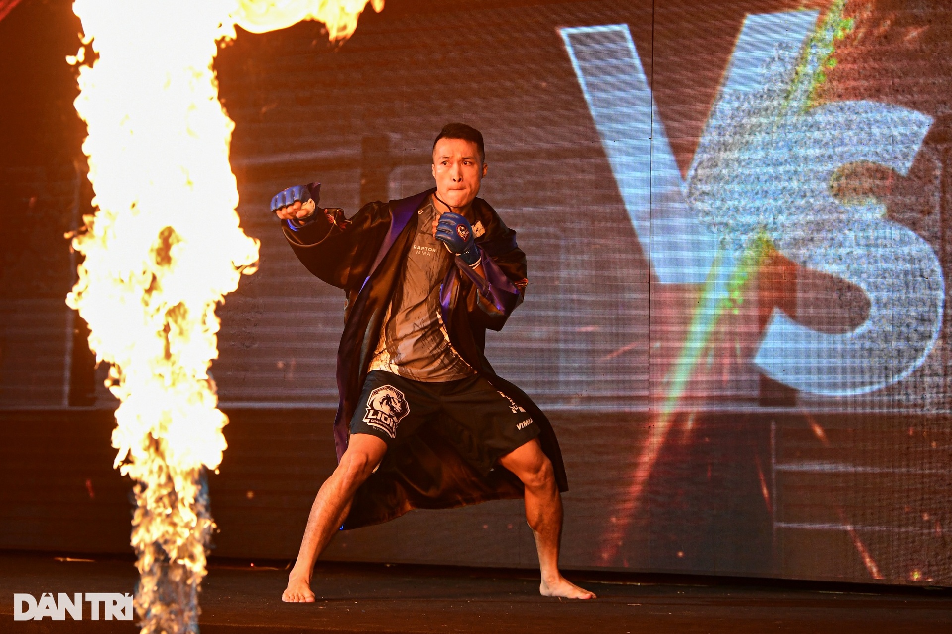 Độc cô cầu bại Duy Nhất tung đòn khiến đối thủ bỏ chạy tại MMA Việt Nam - 3 Độc cô cầu bại Duy Nhất tung đòn khiến đối thủ bỏ chạy tại MMA Việt Nam - 3
