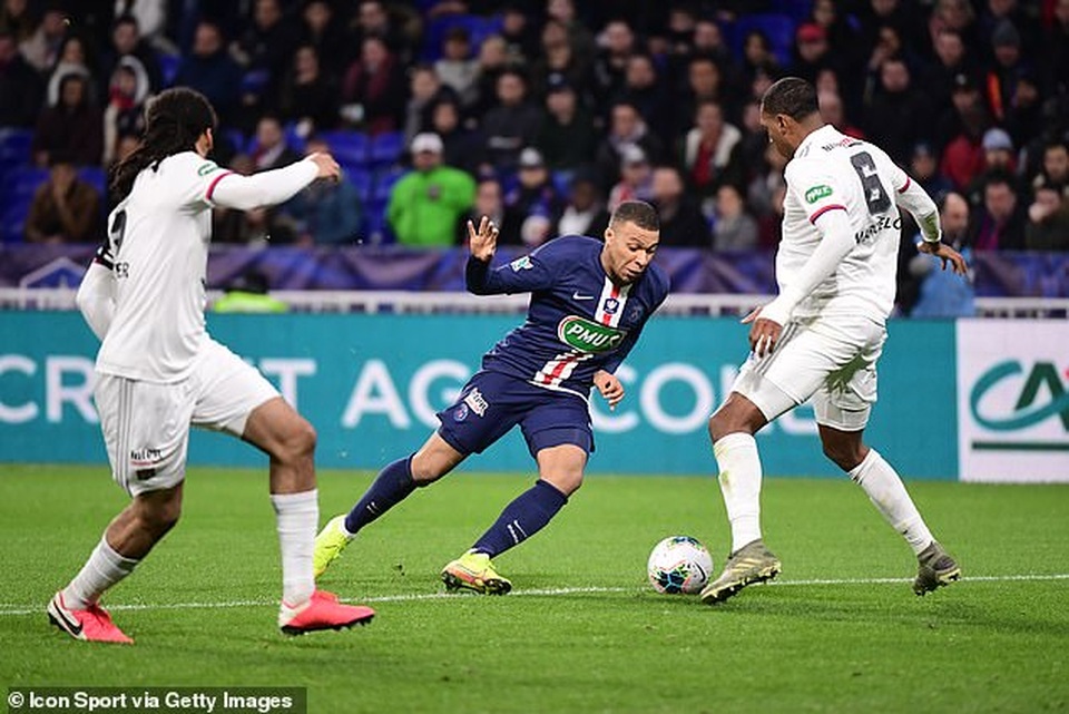 Choáng với siêu phẩm solo từ sân nhà của Mbappe - 1