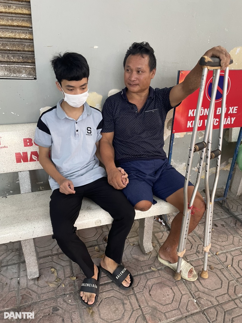 Cậu bé học sinh giỏi quốc gia đã có đủ tiền làm chân giả cho bố - 1 Cậu bé học sinh giỏi quốc gia đã có đủ tiền làm chân giả cho bố - 1