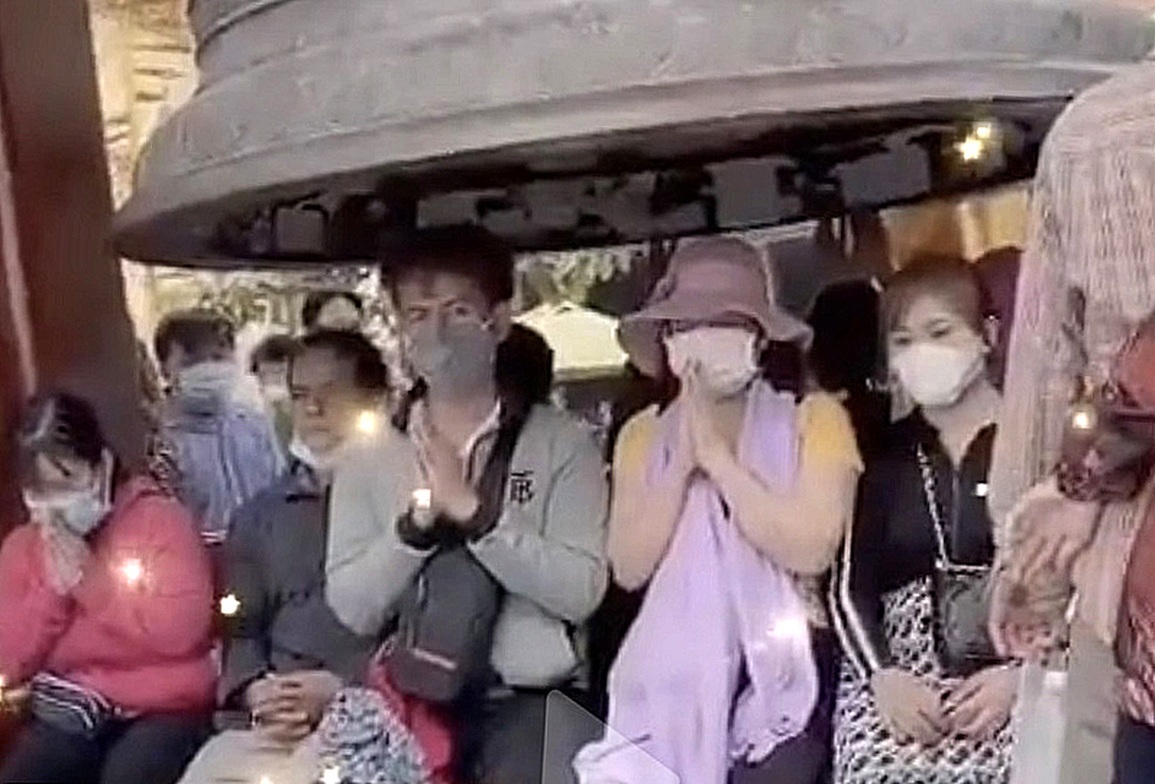 Chui vào chuông chùa để… giải nghiệp: Mê tín thái quá, làm mất tôn nghiêm - 2 Chui vào chuông chùa để… giải nghiệp: Mê tín thái quá, làm mất tôn nghiêm - 2