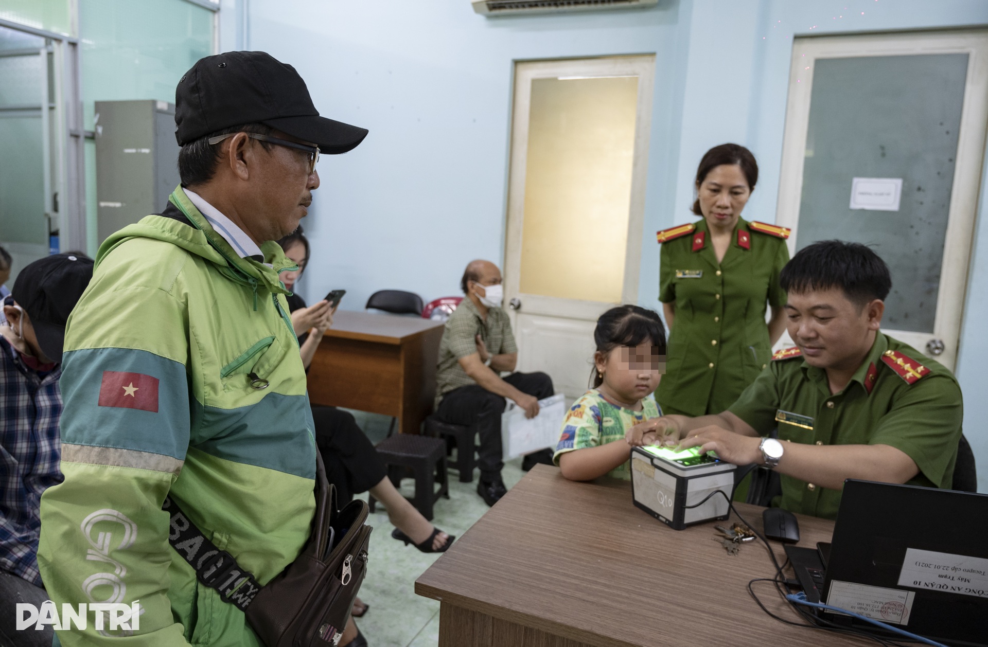 Người dân TPHCM gác việc, đưa trẻ nhỏ đi làm căn cước - 5 Người dân TPHCM gác việc, đưa trẻ nhỏ đi làm căn cước - 5