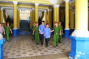 Chạy giấy phép kinh doanh karaoke giá… 350 triệu đồng