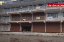 Dãy nhà 4 tầng đổ sập sau mưa lớn và bị nước sông cuốn trôi trong tích tắc