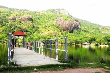 Bí thư Huyện ủy bị cảnh cáo Đảng vì vỡ nợ, để vợ làm du lịch “chui”