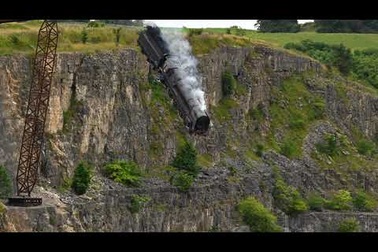 Tom Cruise dàn cảnh đoàn tàu lao xuống núi khiến fan thảng thốt