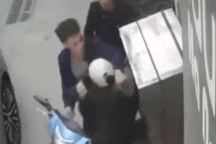 Từ vụ tài xế Lexus "tung" 20 cú đấm: Shipper gặp rủi ro, lọt lưới an sinh