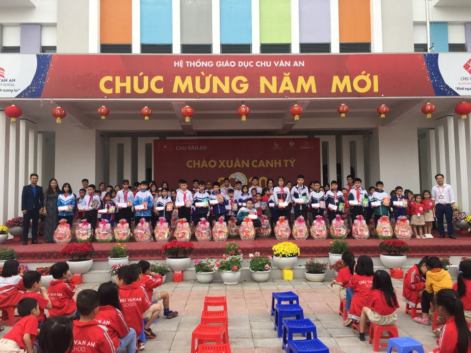 Trao quà Tết đến học sinh nghèo vượt khó - 2 Trao quà Tết đến học sinh nghèo vượt khó - 2
