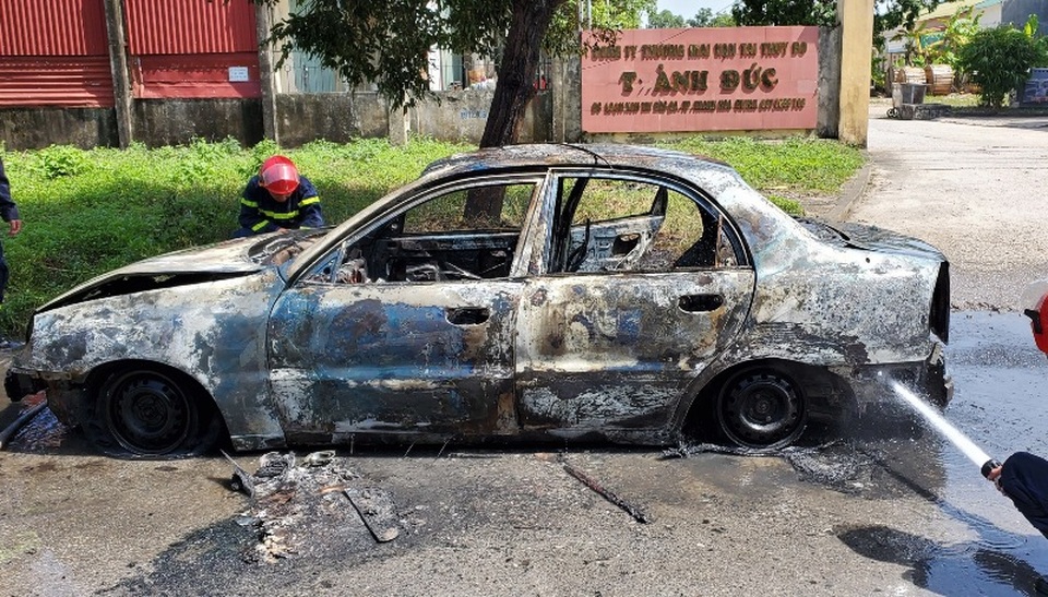 Xe ô tô bất ngờ bốc cháy khi đang đậu bên đường - 1