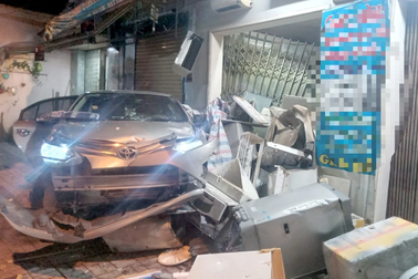 Ô tô lao vào nhà dân trong đêm, tài xế bị thương