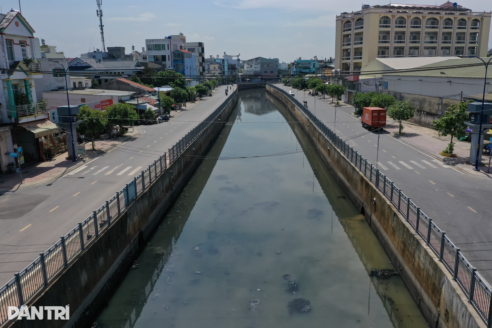 Hàng trăm tấn rác tại Kênh Nước Đen ở TPHCM đã được dọn sạch - 11