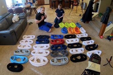 Kỷ lục thế giới mới: Giúp chồng mặc 32 áo trong 1 phút