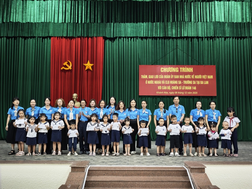 Kiều bào Ba Lan tặng vườn rau trị giá 250 triệu đồng cho đảo Trường Sa Lớn - 2 Kiều bào Ba Lan tặng vườn rau trị giá 250 triệu đồng cho đảo Trường Sa Lớn - 2