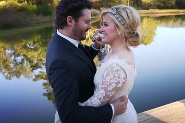 Hôn nhân tan vỡ, quán quân American Idol tố chồng lừa dối