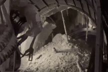 Vụ sạt lở làm đường sắt Bắc - Nam tê liệt: Chưa dự kiến thời gian thông hầm