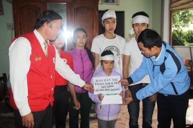 Quảng Trị: Trao gần 40 triệu đồng đến 3 anh em mồ côi cả cha lẫn mẹ