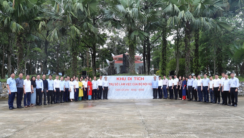 Lãnh đạo, cán bộ Bộ Nội vụ thăm, ôn lịch sử ngành nơi thủ đô kháng chiến - 2 Lãnh đạo, cán bộ Bộ Nội vụ thăm, ôn lịch sử ngành nơi thủ đô kháng chiến - 2