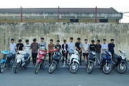 Nhóm thanh thiếu niên đi xe máy hú hét, ném nhiều vỏ chai bia vào nhà dân