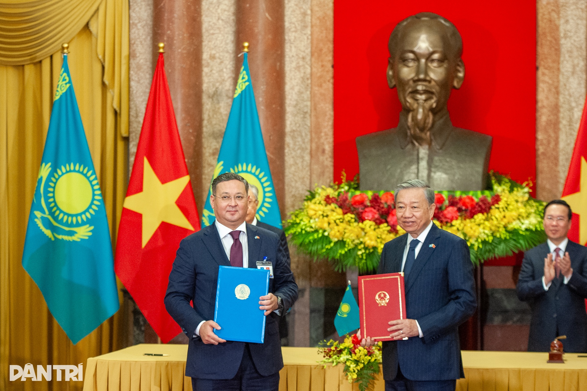 Toàn cảnh lễ đón Tổng thống Kazakhstan thăm chính thức Việt Nam - 8 Toàn cảnh lễ đón Tổng thống Kazakhstan thăm chính thức Việt Nam - 8