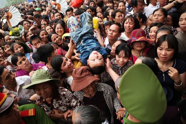 Công kênh trẻ nhỏ giữa biển người và tàu hỏa “thua”… xe máy