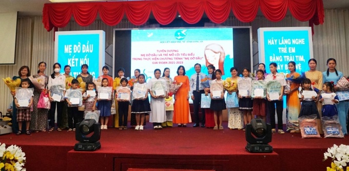 Phó Chủ tịch UBND tỉnh - Phạm Tấn Hòa và Chủ tịch Hội Liên hiệp Phụ nữ tỉnh - Đặng Thị Ngọc Mai tặng quà cho trẻ em mồ côi có hoàn cảnh khó khăn tại Chương trình.
