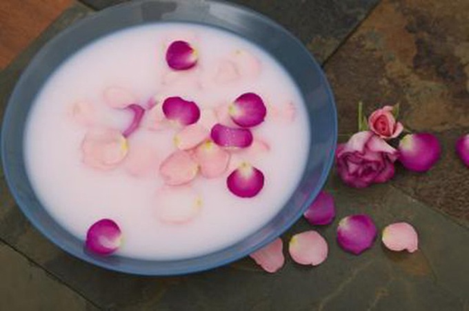 Hoà vài cánh hoa hồng vào sữa tươi khônng đường rồi lấy bông cotton thấm lên môi vài lần.