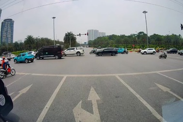 Xe máy vượt đèn lao vào nhau cực nguy hiểm ở ngã tư