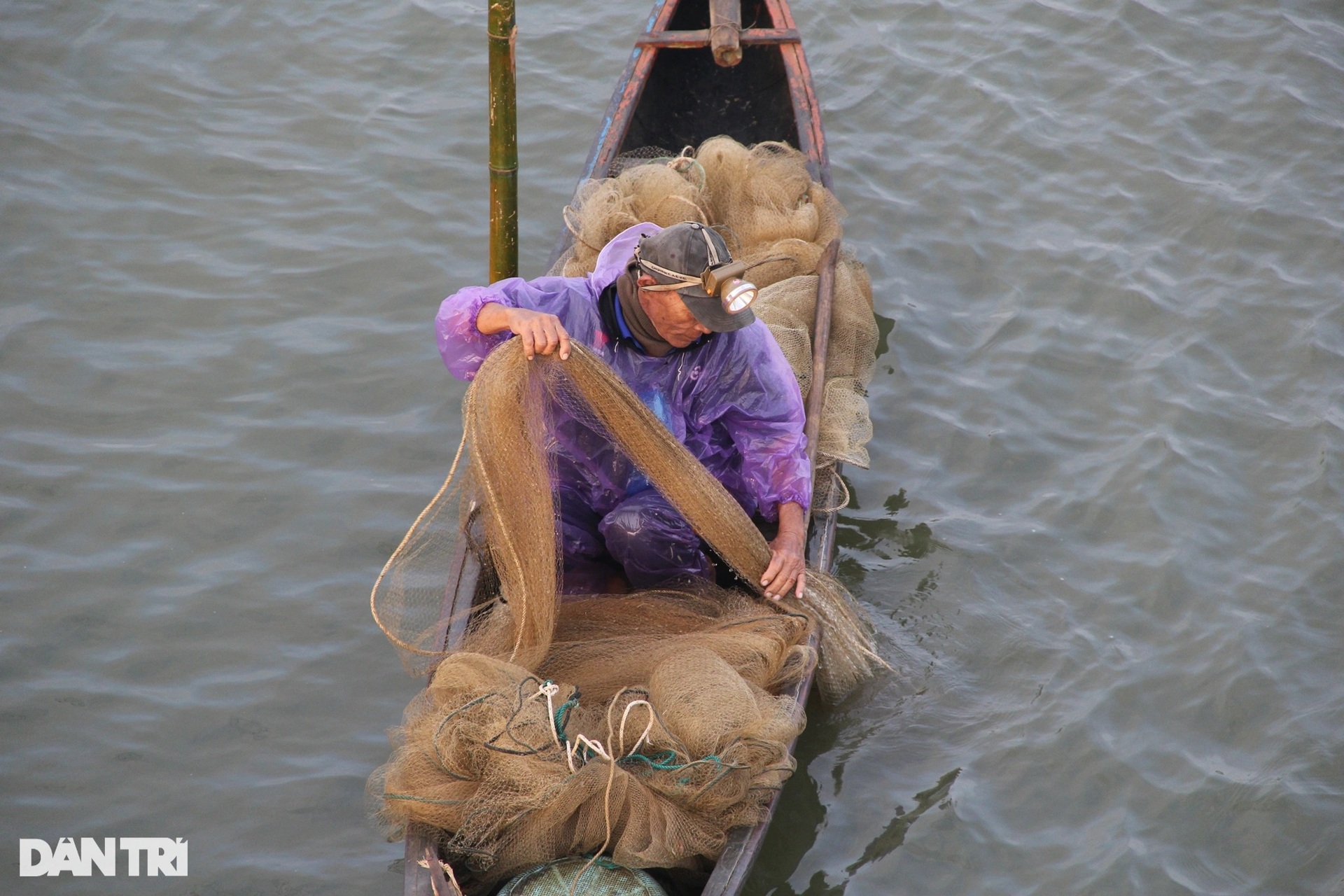 Sau lũ, dân chong đèn săn tôm đất, kiếm nửa triệu đồng ngày giáp Tết - 4 Sau lũ, dân chong đèn săn tôm đất, kiếm nửa triệu đồng ngày giáp Tết - 4
