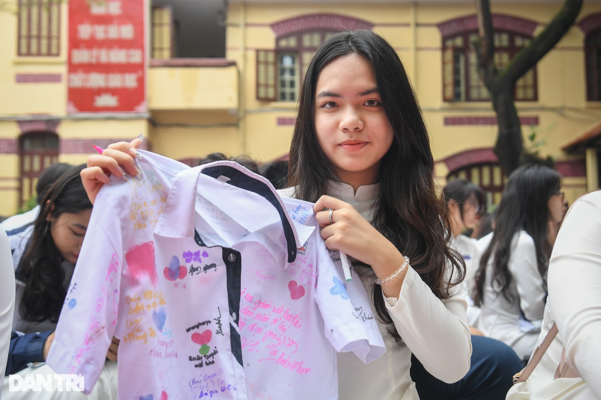 Nữ sinh Hà Nội duyên dáng áo dài trong ngày chia tay mái trường - 12 Nữ sinh Hà Nội duyên dáng áo dài trong ngày chia tay mái trường - 12
