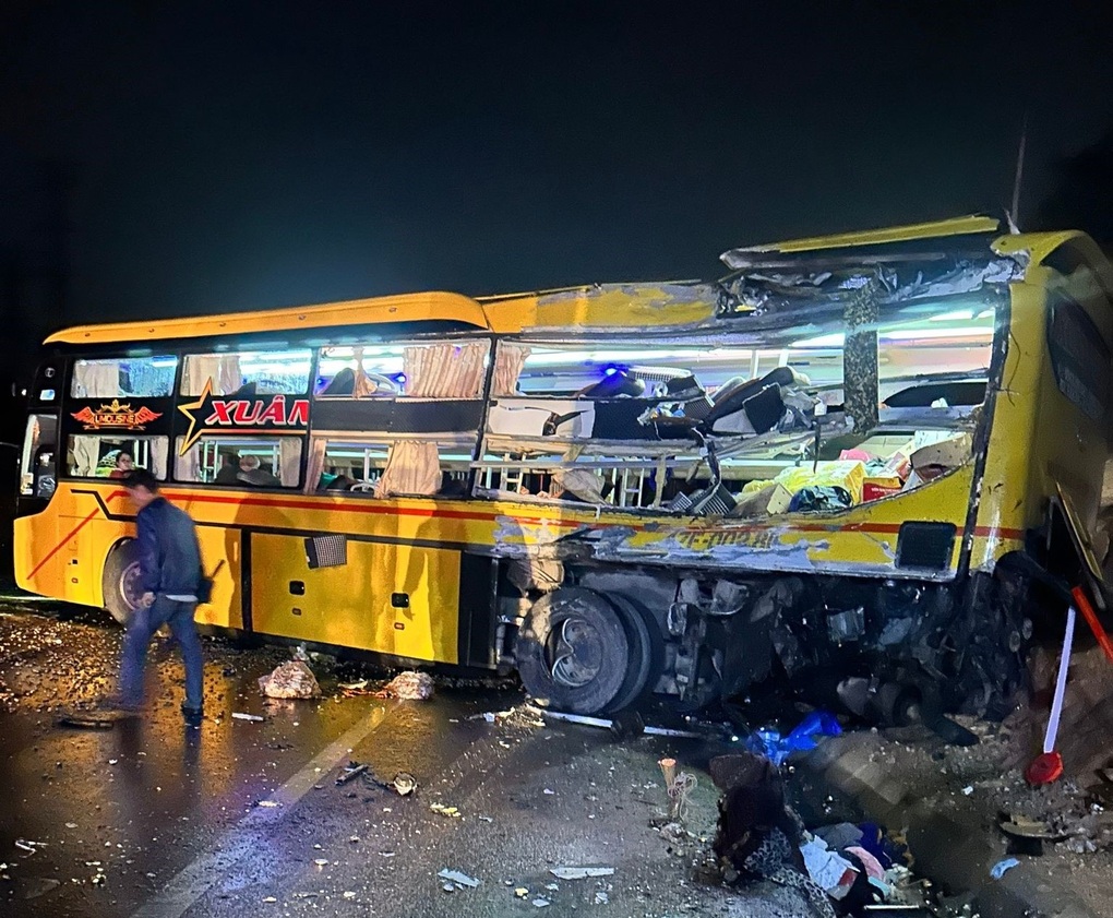 2 người chết, 13 người bị thương, xe khách biến dạng sau tai nạn - 1 2 người chết, 13 người bị thương, xe khách biến dạng sau tai nạn - 1