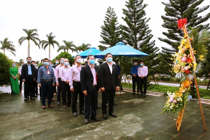 Ban lãnh đạo Công ty dâng hoa tưởng nhớ cố Thủ tướng Võ Văn Kiệt
