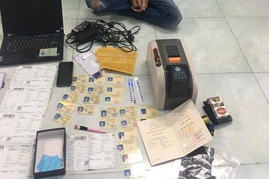 Bắt đối tượng chuyên làm giả giấy phép lái xe
