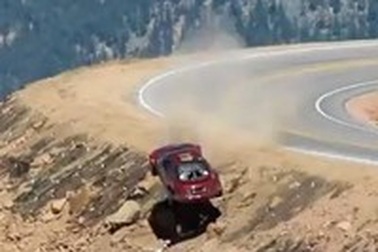 Thoát chết thần kỳ sau tai nạn rơi xe kinh hoàng 