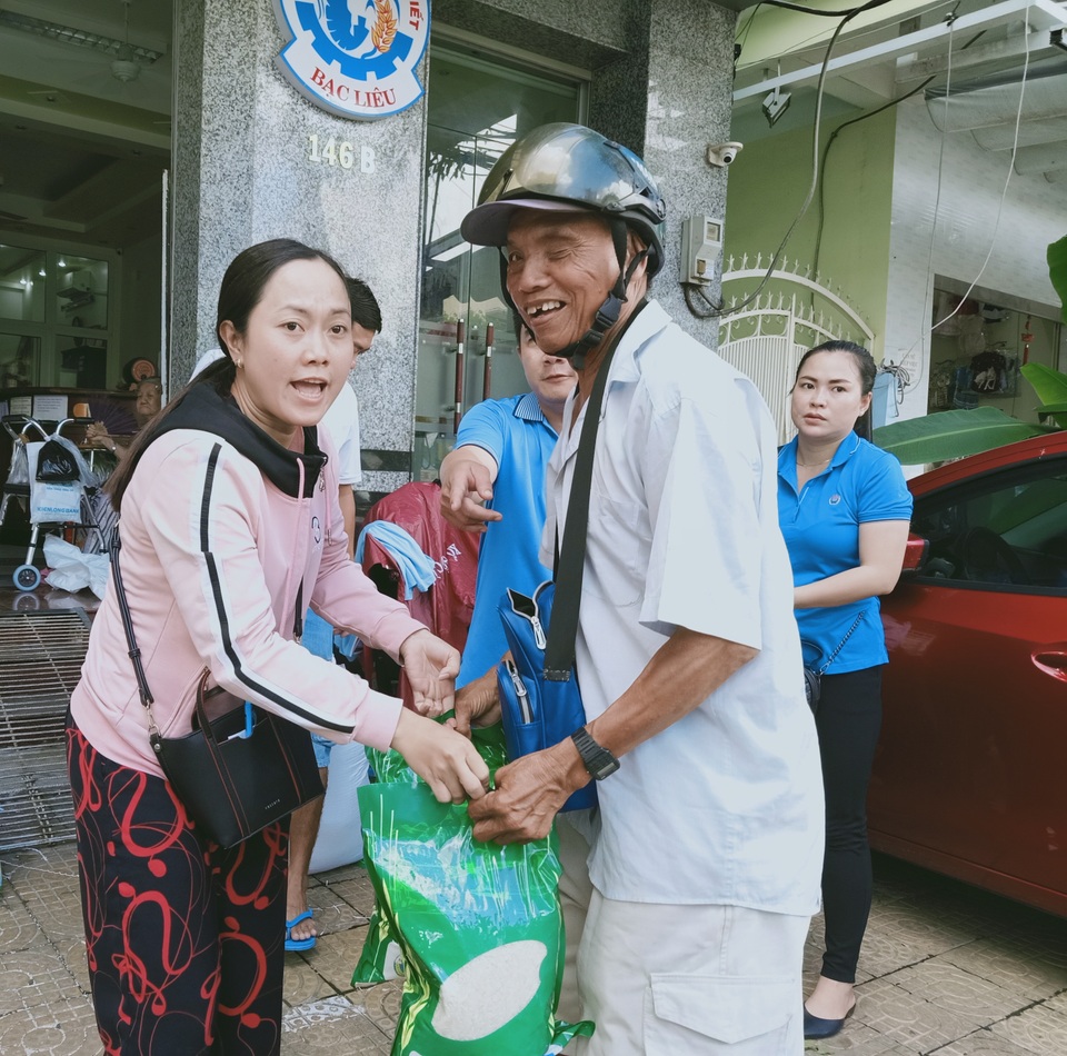Bạc Liêu: Hỗ trợ gạo tới người có hoàn cảnh khó khăn dịp Rằm tháng 7 - 5 Bạc Liêu: Hỗ trợ gạo tới người có hoàn cảnh khó khăn dịp Rằm tháng 7 - 5