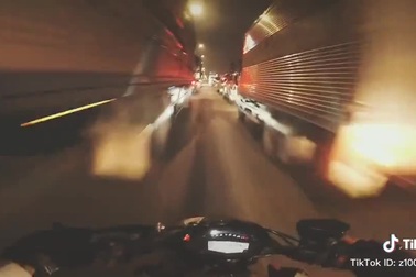 Thanh niên Việt phóng phân khối lớn với tốc độ “bàn thờ”, còn đăng video khoe lên mạng xã hội (1)