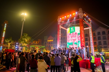 Nhìn lại khoảnh khắc nhiều người cùng "dzô" để mở chung 1 Tết