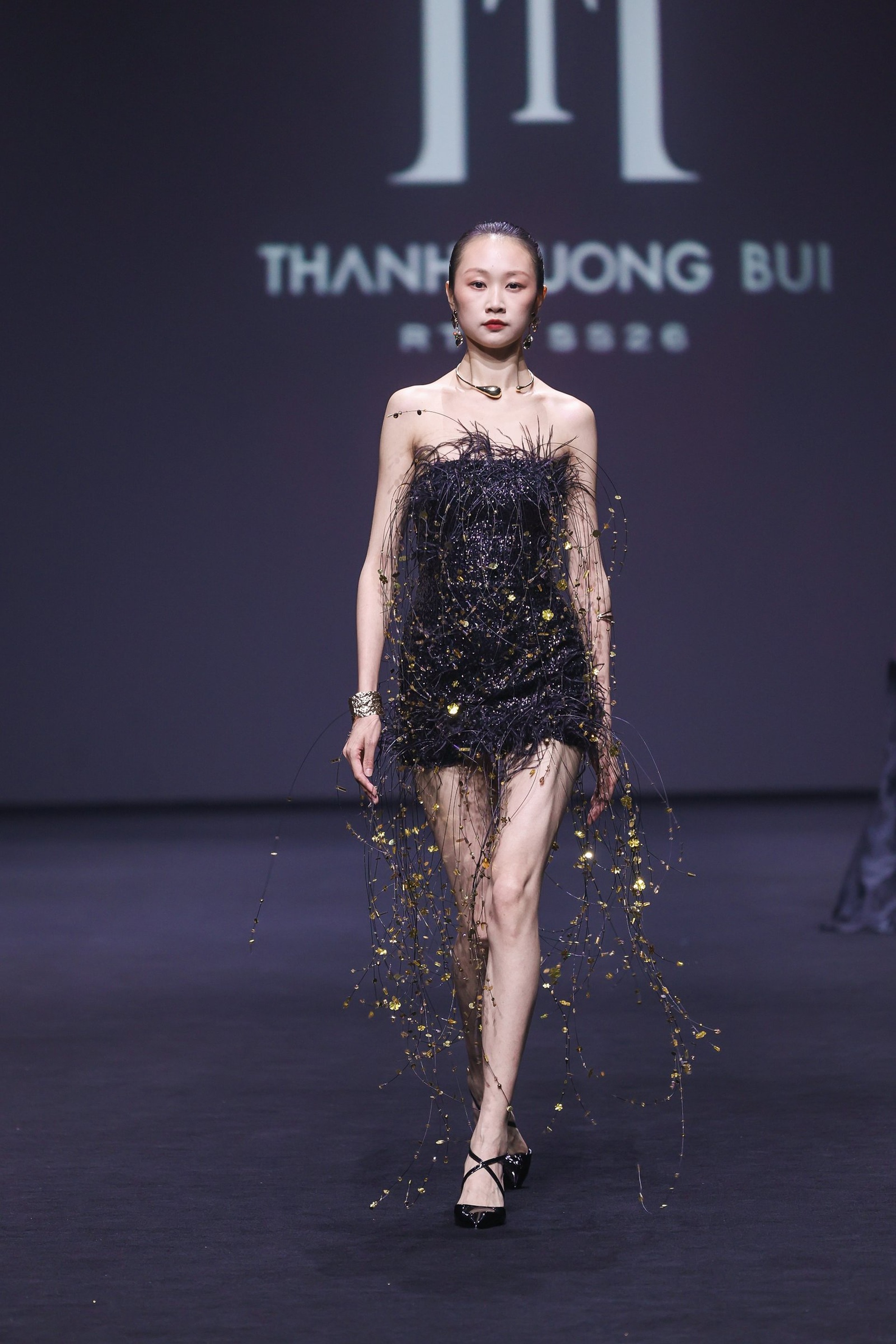 Hoang Thuy menutupi tubuhnya dengan lebih dari 100 daun emas, tampil sebagai vedette di Shanghai - 9 Hoàng Thùy dát hơn 100 lá vàng lên người, diễn vedette ở Thượng Hải - 9