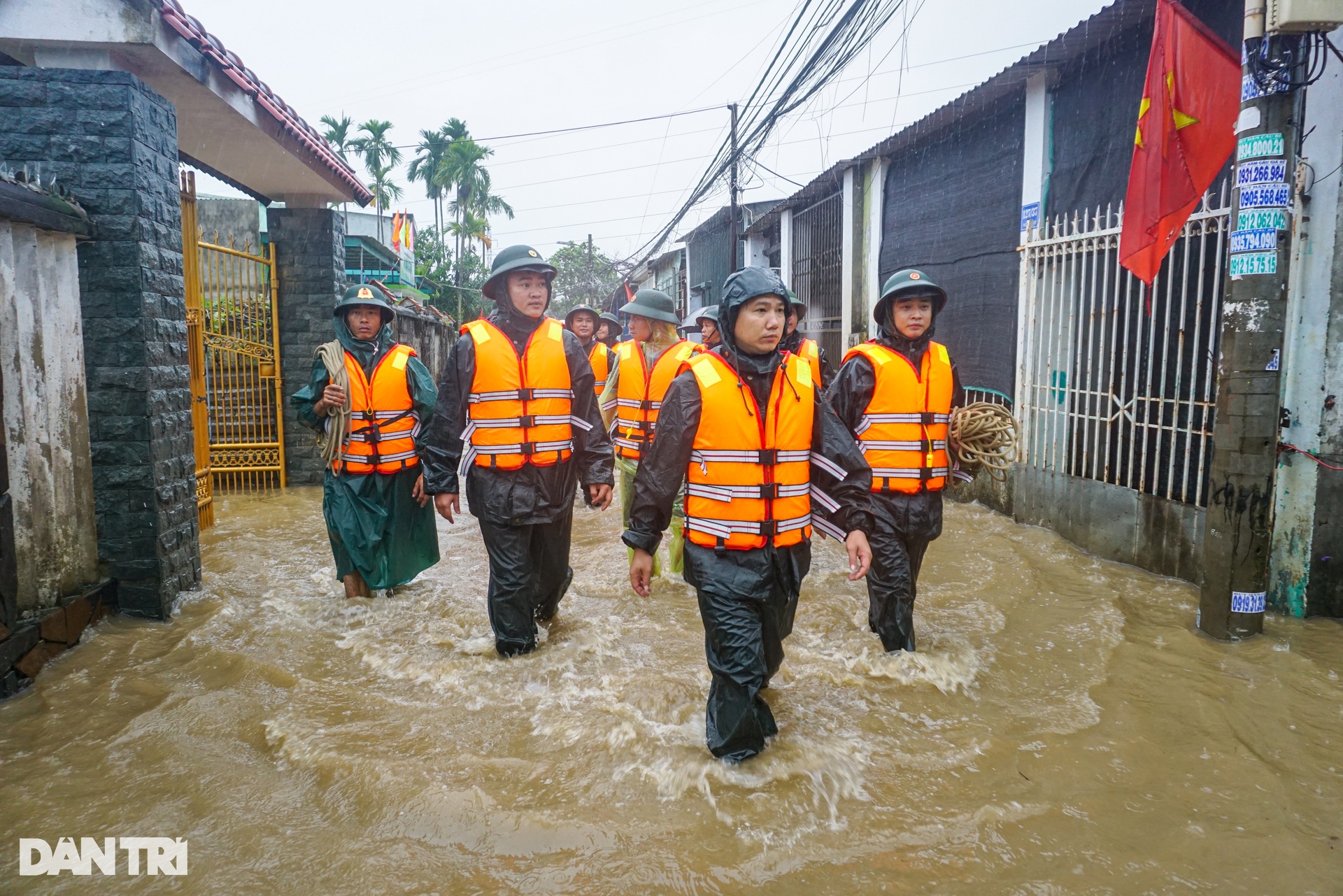 Bộ đội, công an vào rốn ngập ở Đà Nẵng sơ tán dân - 2 Bộ đội, công an vào rốn ngập ở Đà Nẵng sơ tán dân - 2