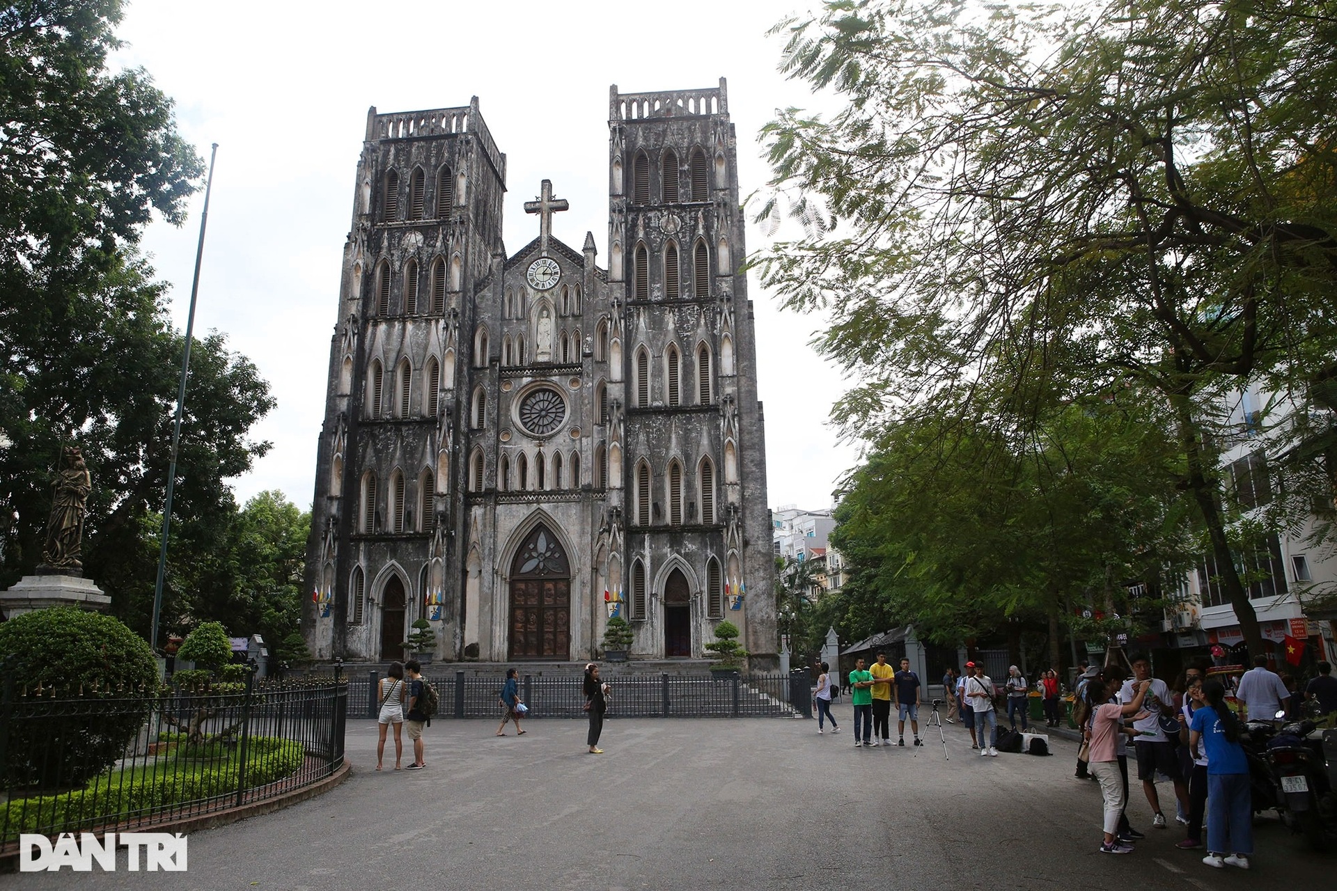 So sánh hình ảnh Nhà Thờ Lớn Hà Nội trước và sau khi trùng tu sửa chữa - 11