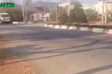 Đoàn xe ben chạy ngược chiều "đại náo" đường Hoàng Sa