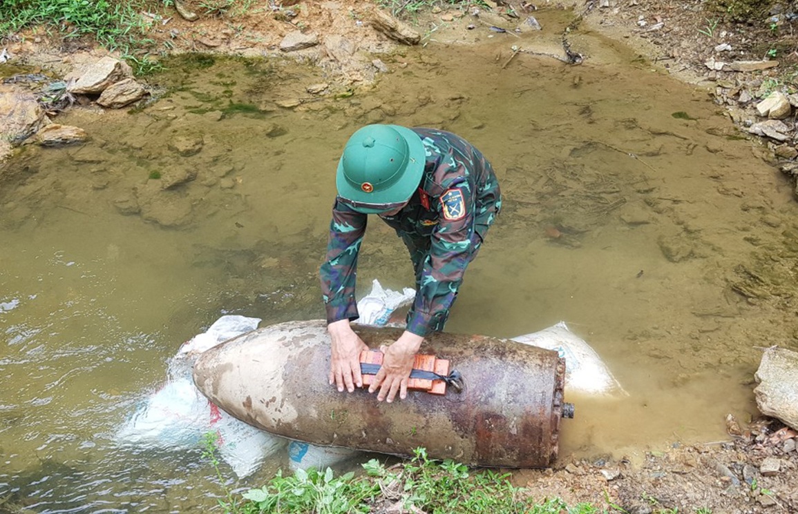 Lặn sông bắt cá, suýt ôm trúng bom nặng gần 350kg - 2 Lặn sông bắt cá, suýt ôm trúng bom nặng gần 350kg - 2