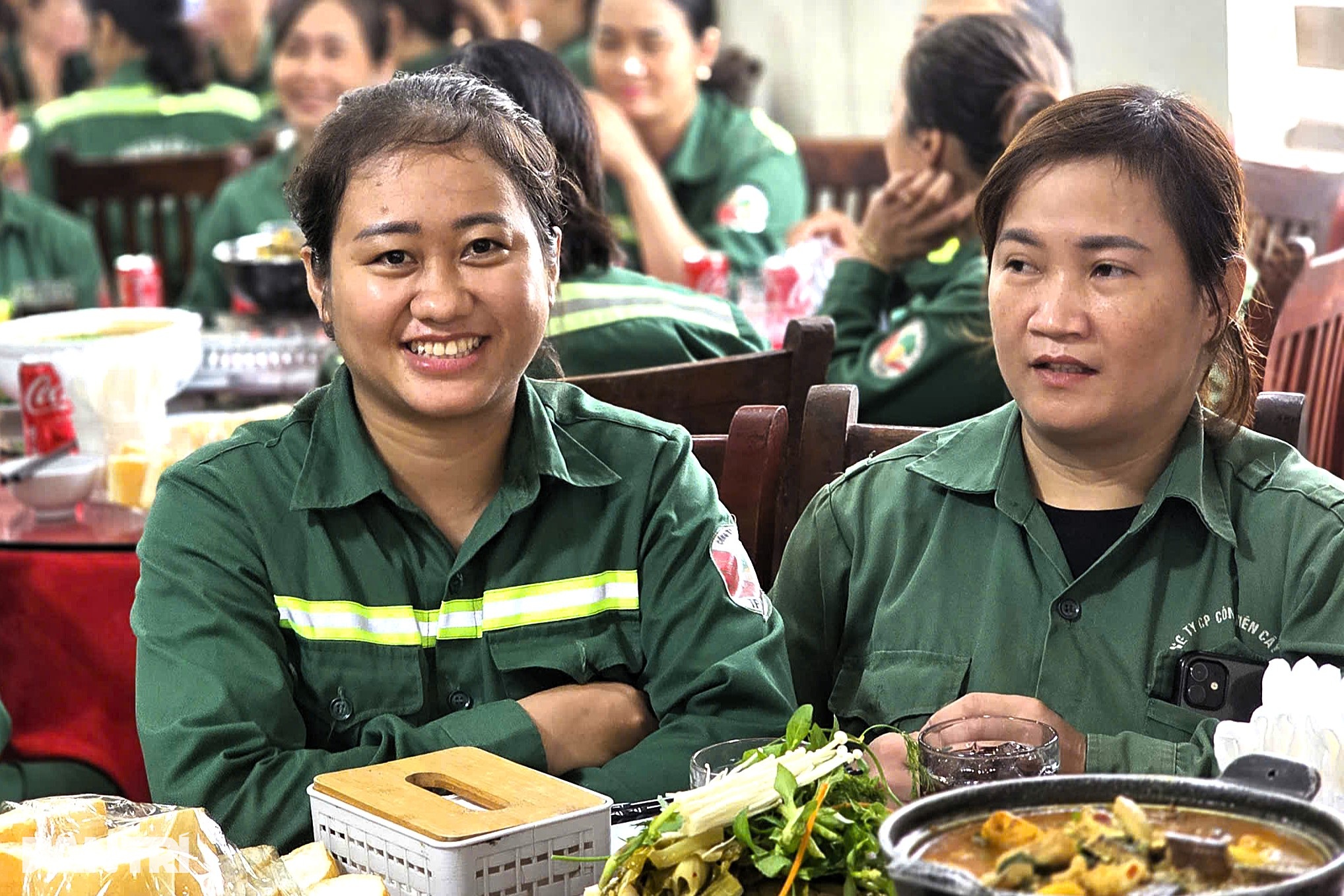 Những suất cơm nghĩa tình ấm lòng hàng trăm lao công sau bão - 3