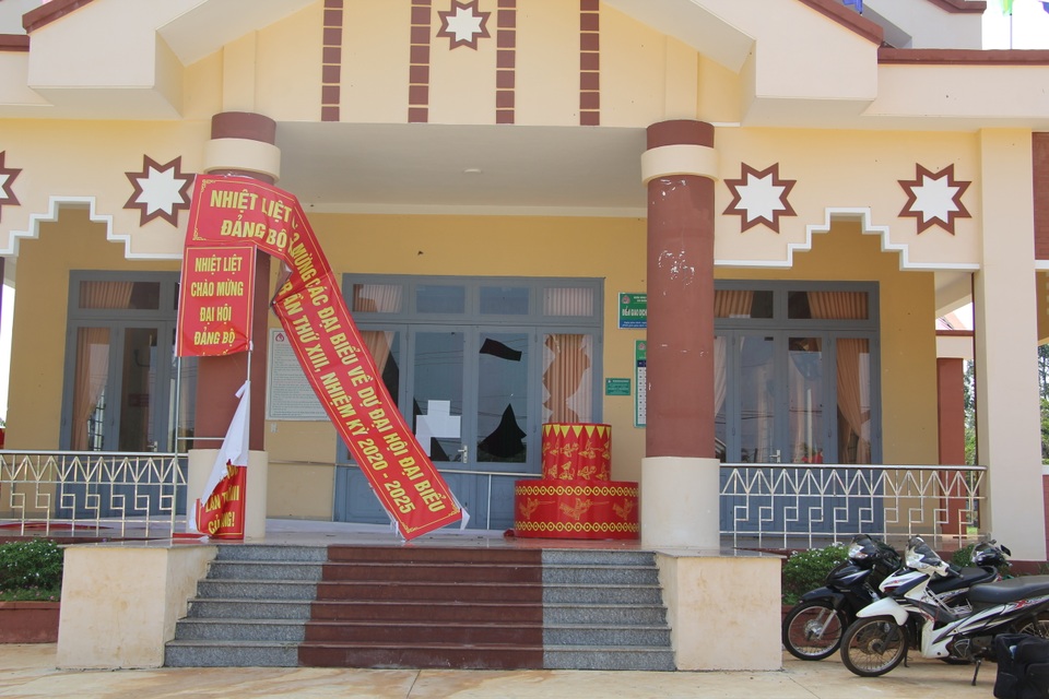 Giông lốc tốc mái hàng chục nhà dân, quật gãy trụ điện - 8 Giông lốc tốc mái hàng chục nhà dân, quật gãy trụ điện - 8