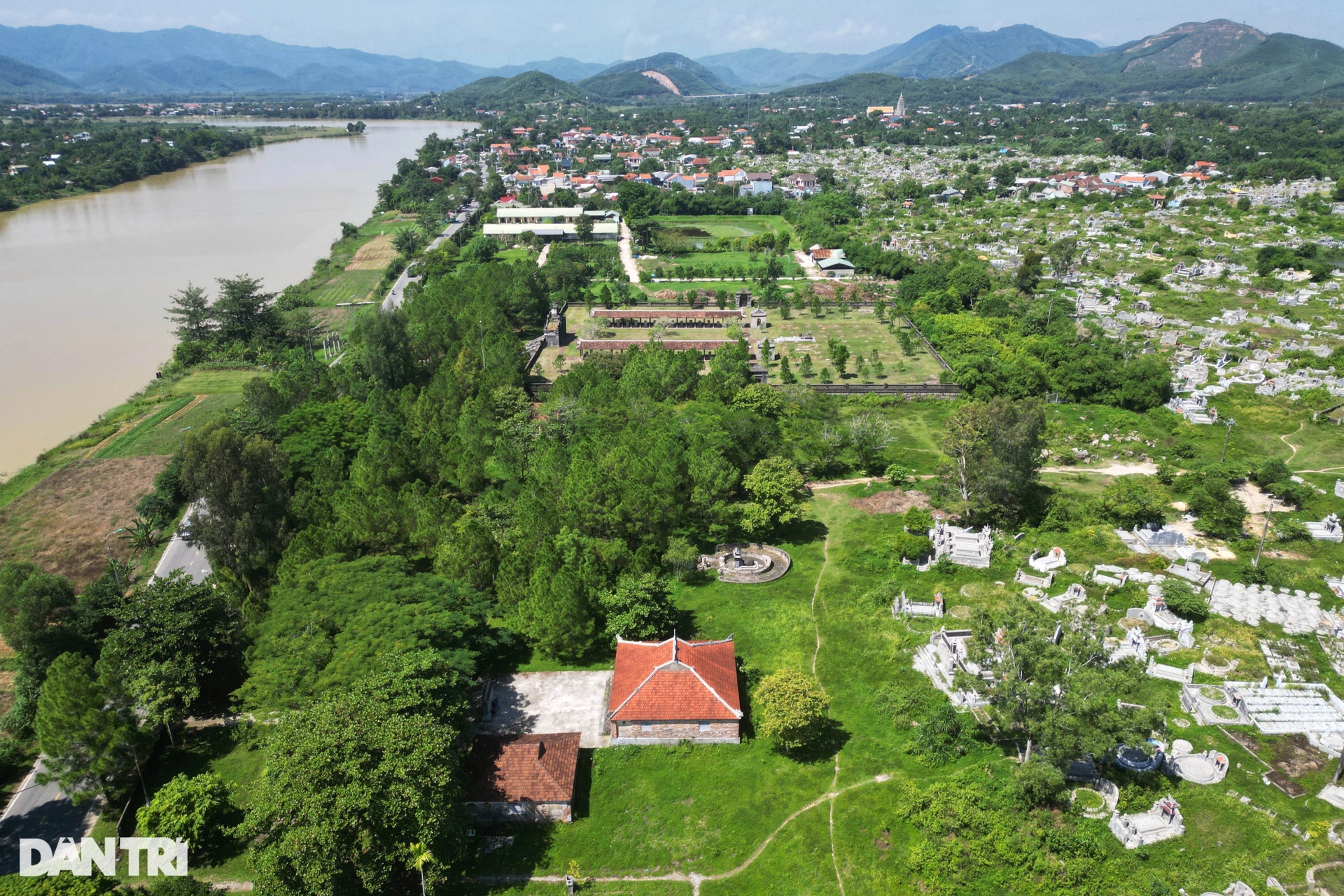 Văn Miếu bên bờ sông Hương, nơi có 32 tấm bia khắc tên 293 vị tiến sĩ - 1