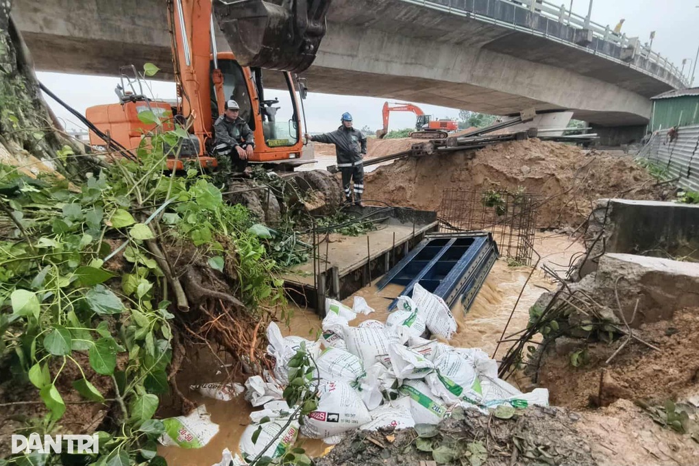 Huy động hàng chục người dùng bao cát chặn cống ngăn nước sông Trà Khúc - 2 Huy động hàng chục người dùng bao cát chặn cống ngăn nước sông Trà Khúc - 2
