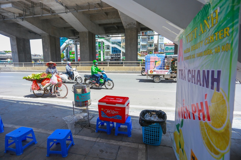 Những bình trà đá, nước mát miễn phí giữa nắng nóng thiêu đốt tại Hà Nội - 6 Những bình trà đá, nước mát miễn phí giữa nắng nóng thiêu đốt tại Hà Nội - 6