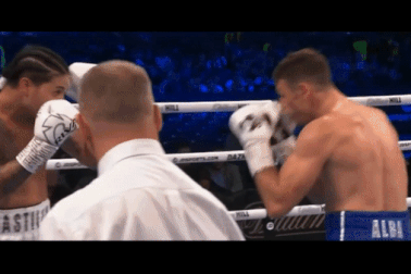 Võ sĩ co giật ngay trên sàn đấu sau khi dính đòn đau vào mặt