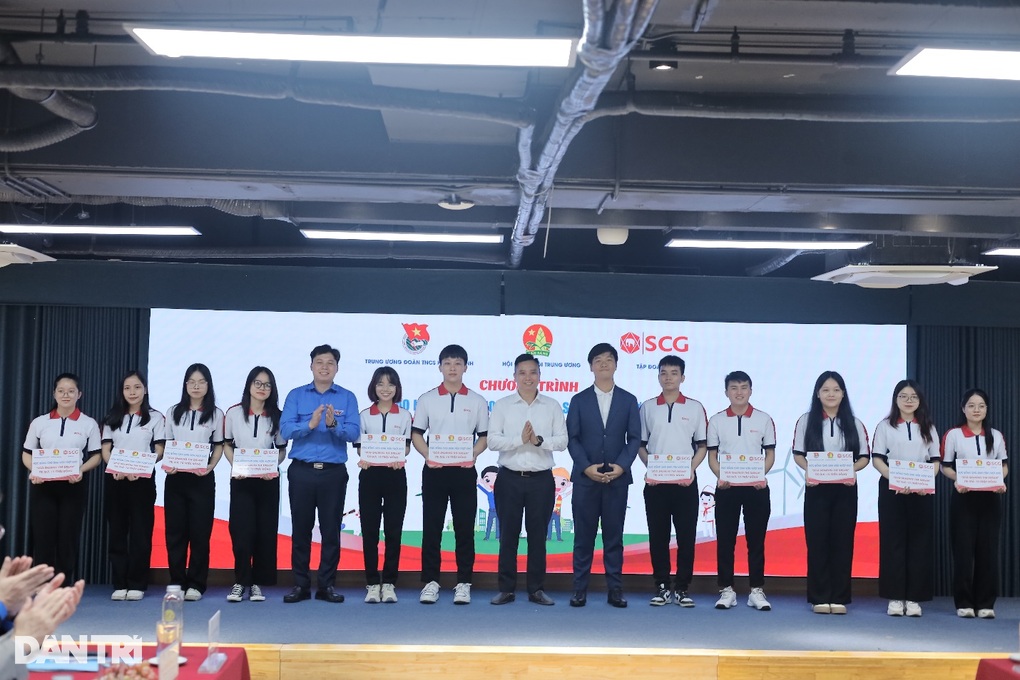 200 học sinh, sinh viên nhận học bổng vượt khó, tổng giá trị 2,2 tỷ đồng - 3 200 học sinh, sinh viên nhận học bổng vượt khó, tổng giá trị 2,2 tỷ đồng - 3